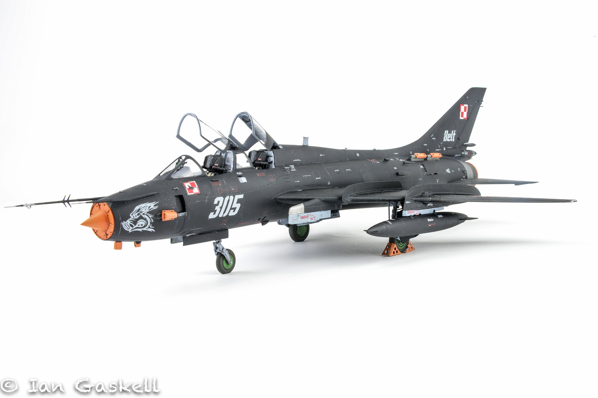 Ian Gaskell 1:48-as Kitty Hawk Su-17/22 Fitter makettje lengyel színekben. Forrás: Flickr, teljes cikk: Model Aircraft magazin 2019/10